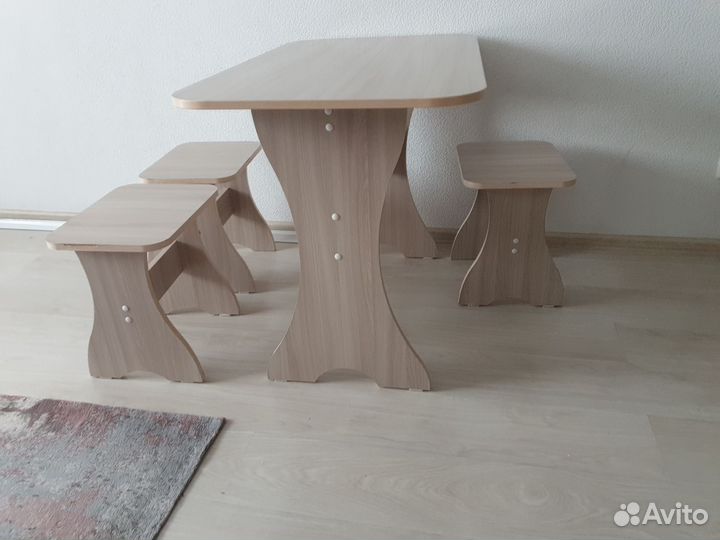 Кухонный стол и 3 табуретки