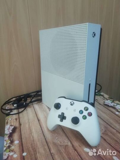 Игровая приставка Xbox One S 1Тб
