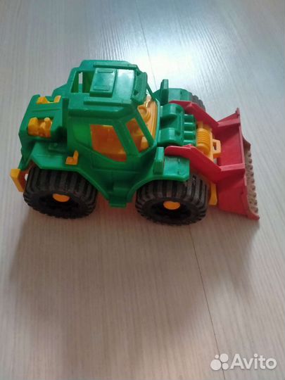 Грузовик, трактор, лопатка, ведро