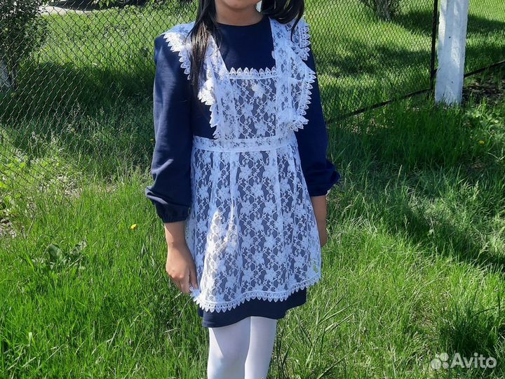 Белый и синий школьный фартук