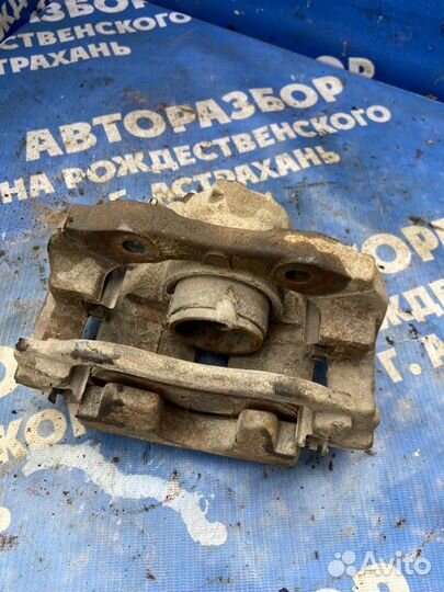 Передний левый суппорт. Peugeot Partner