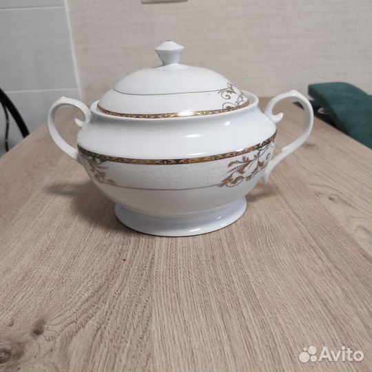 Супница с крышкой новая