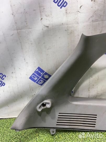 Обшивка багажника задняя левая Toyota Avensis