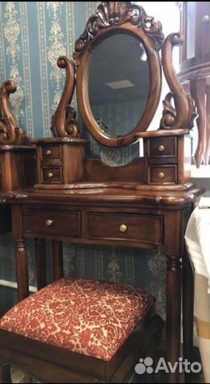 Туалетный столик с зеркалом из массива