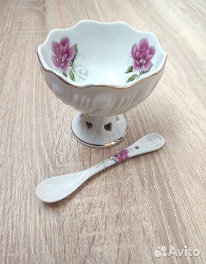 Вазочка на ножке с ложкой