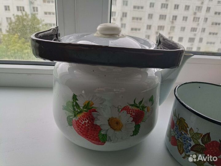 Чайник, кружка эмалированные, рукомойник