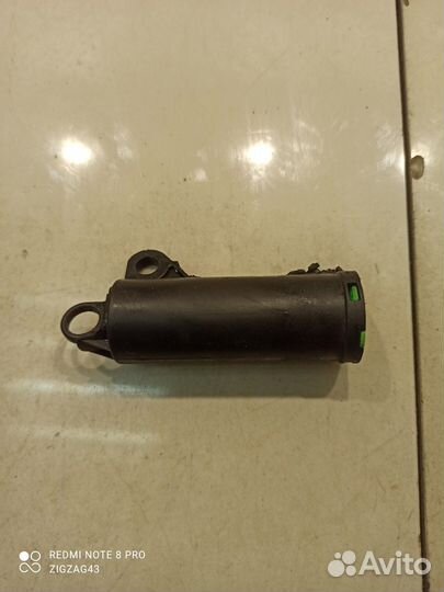 Амортизатор бардачка (Peugeot 3008)