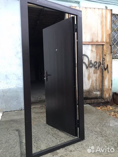 Входная стальная дверь во