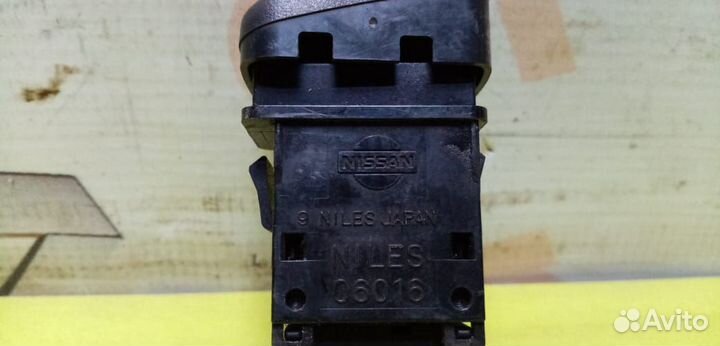 Кнопка аварийной сигнализации Nissan Almera