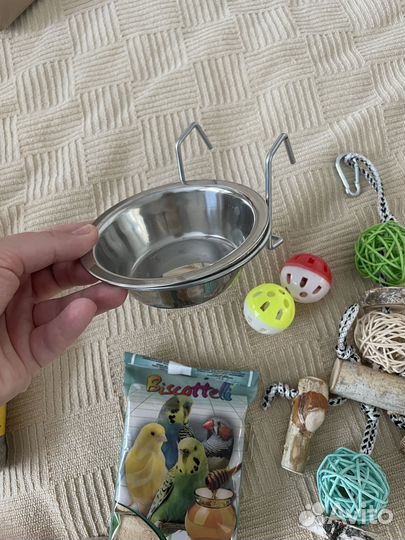 Игрушки, кормушка, жердочки, копошилка для попугая