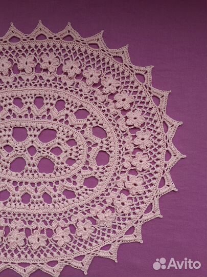 Вязаная салфетка на стол