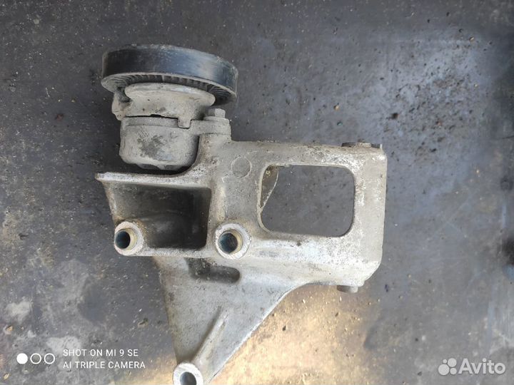 Натяжитель ремня с кронштейном 18K4F