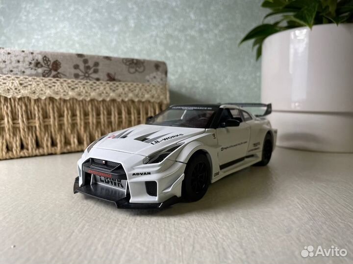 Модель автомобиля Nissan GT-R R-35 металл 1:24