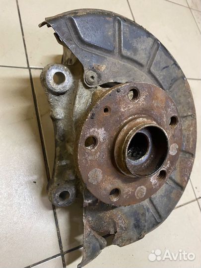 Кулак поворотный передний левый VW Passat B6