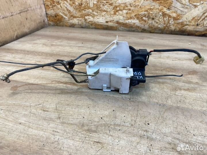 Замок двери передний правый Kia Clarus универсал