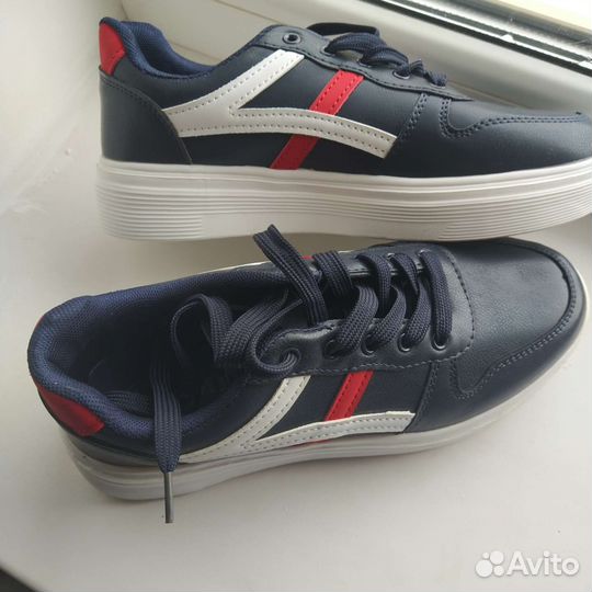 Продам кроссовки