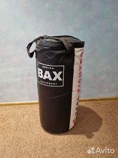 Боксерская груша и настенное крепление