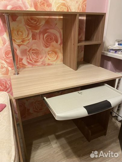 Компьютерный стол и кровать с матрасом