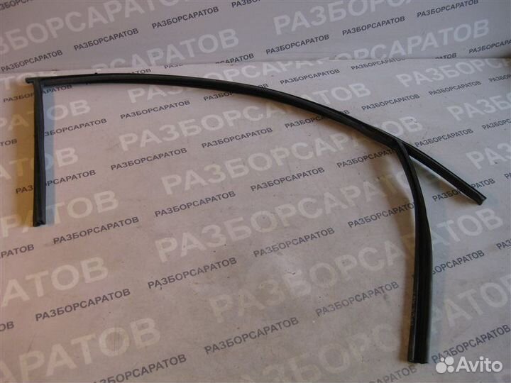 Уплотнитель стекла двери передний правый Nissan