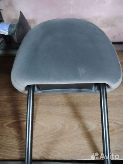 Передний левый подголовник