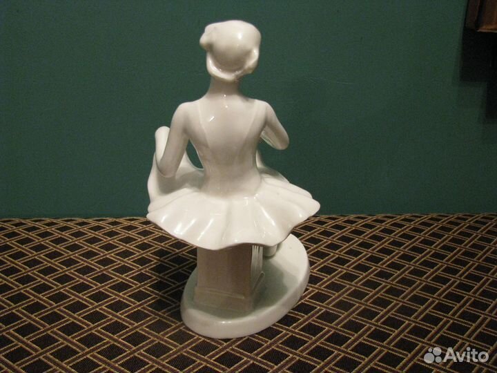 Продаётся фарфоровая статуэтка отдыхающая девочка