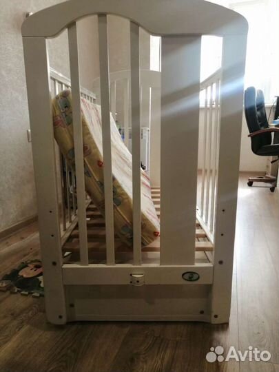 Детская кроватка с маятником