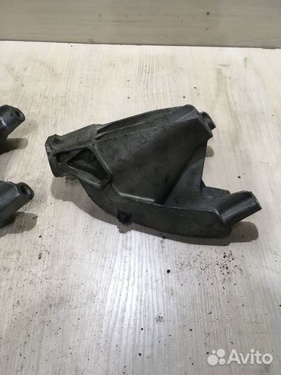 Кронштейн двигателя левый Ауди А4 Б8 8K0199307AL