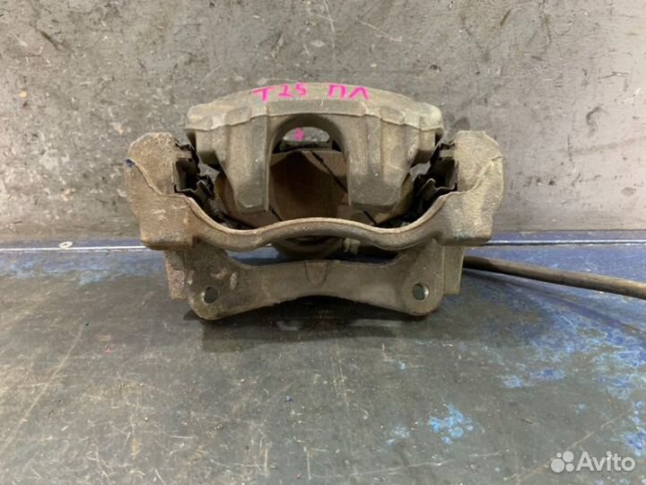 Суппорт передний левый Toyota Avensis T25