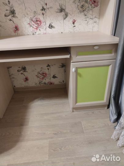 Школьный уголок новый