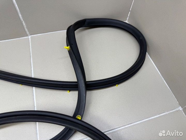 Уплотнитель двери передней правой Toyota RAV4