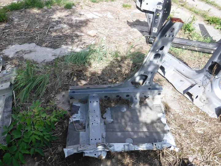 Стойка средняя правая Mazda 3 BK 2006