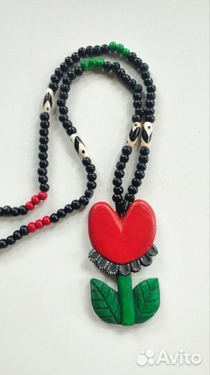 Длинные бусы с крупным цветком в бохо-стиле