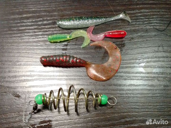 Виброхвост, мормышки, один Твистер, одна кормушк