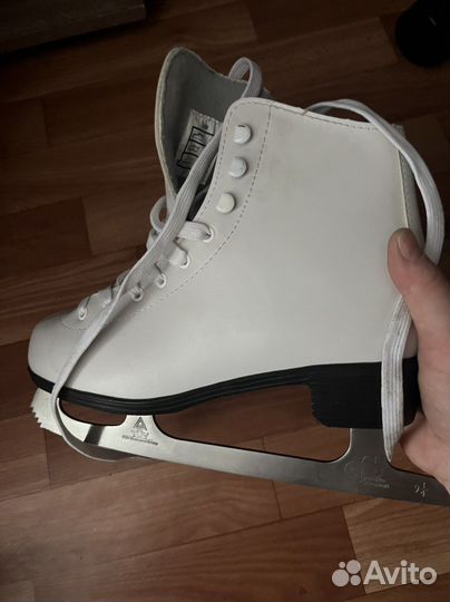 Фигурные коньки новые 38
