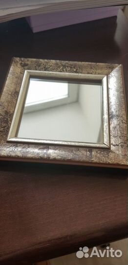 Зеркало в деревяной рамке