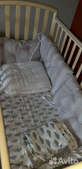 Детская кроватка с маятником и ящиком