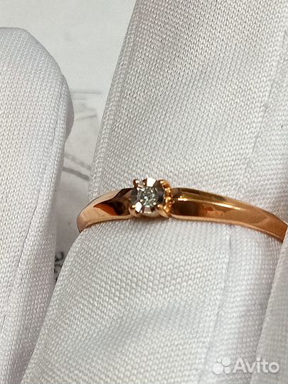 Золотое кольцо с бриллиантом 17,5р