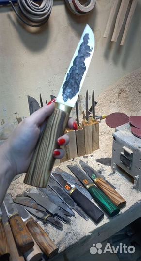 Нож охотничий заточку держит