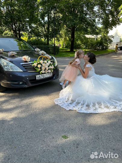 Украшение на машину кольца лента и розы на ручки