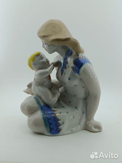 Фарфоровая статуэтка Материнство зхк