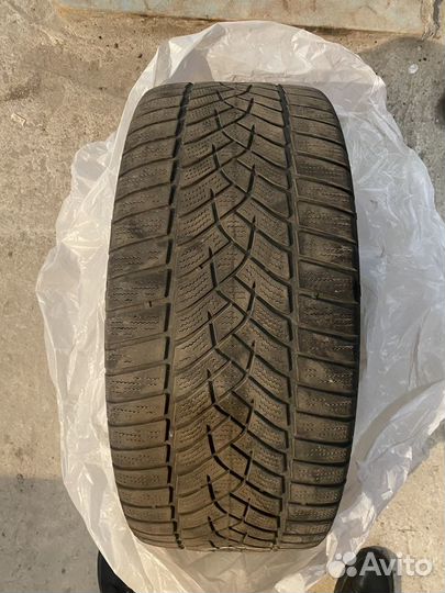 Goodyear UltraGrip 8 Performance 215/40 R4 87V