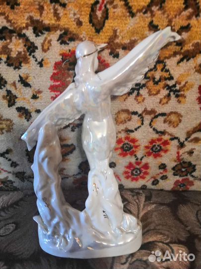 Статуэтка фарфор. 