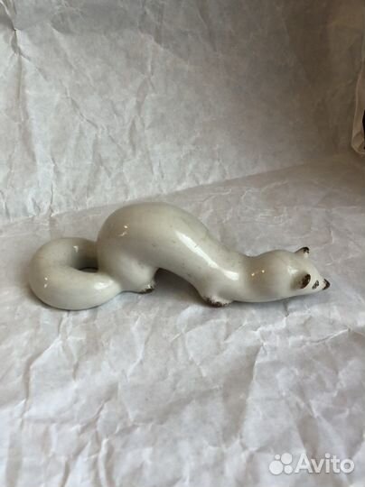 Фарфоровая статуэтка ласка