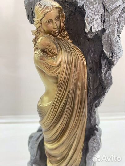 Статуэтка Мать и Дитя. Материнство