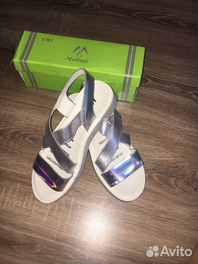 Босоножки новые