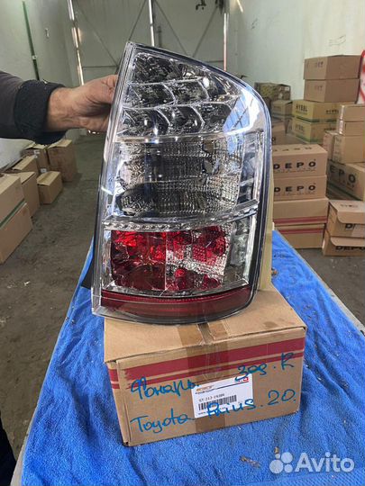 Фонарь задний правый Toyota Prius (20)