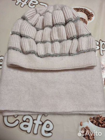 Женский головной убор и шарф