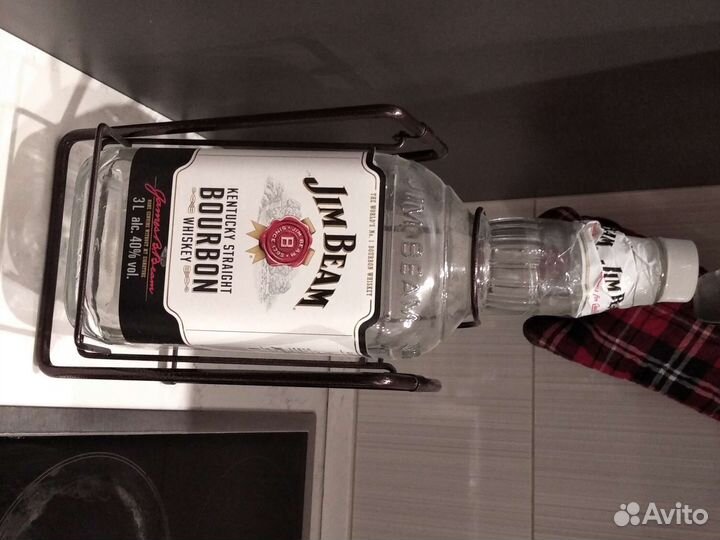 Jim Beam стеклянная бутылка на качелях