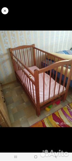 Детская кроватка с маятником