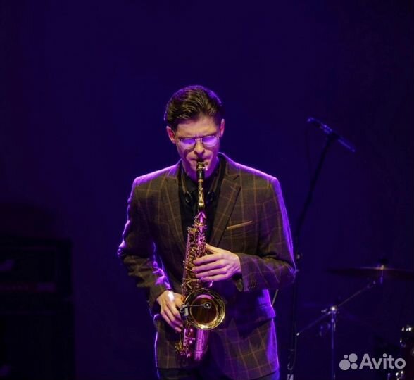 Саксофонист на праздник